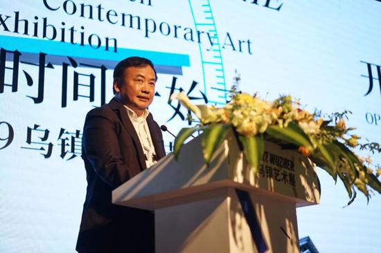 展览主席陈向宏在开幕式上发言