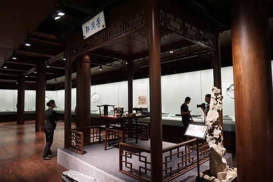 展厅内布景 根据《旻宁行乐图》中所绘亭景所建