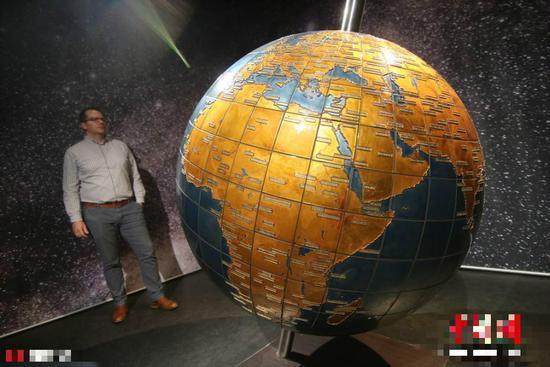 德国70年老厂展出世界最大玻璃地球仪高达两米_手机新浪网