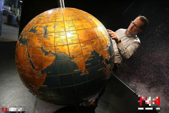 德国70年老厂展出世界最大玻璃地球仪高达两米_手机新浪网