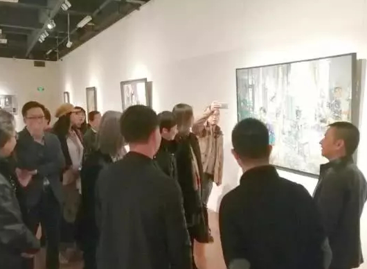 观摩黄奕作品《为梦想奋斗的人们》