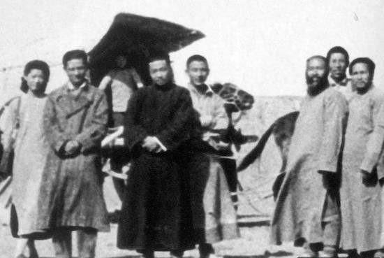 谢稚柳（前排左三），张大千（右三）在敦煌