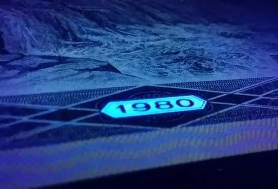 ▲挖补过的8050，会呈现本不该有荧光
