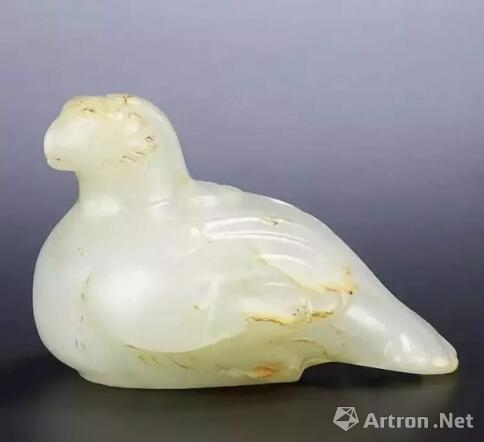 西汉 青玉雕卧鸠 宽7cm 成交价： 1，720，000 HKD