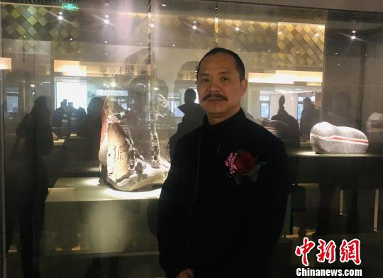 中国工艺美术大师、中国玉石雕刻大师潘成松　潘沁文　摄