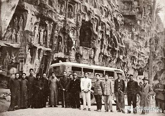 1943年秋，张大千在广元千佛崖与友人合影&nbsp; 罗伦建藏