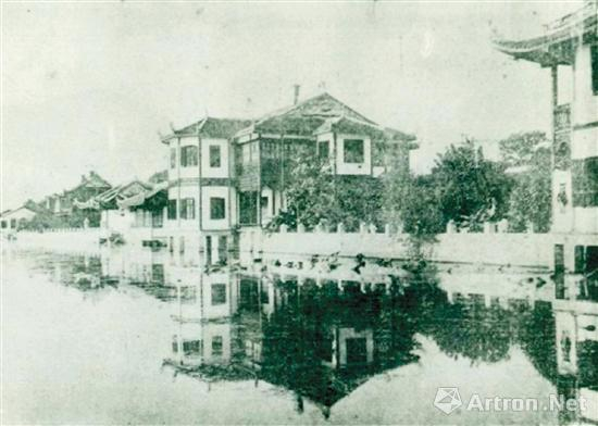 罗苑全景图（1930年），中间两层建筑物的二楼为当时图书馆的所在。