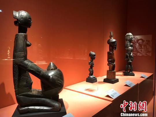 图为“走进非洲——中非珍品雕像艺术展”展品。　钟旖 摄
