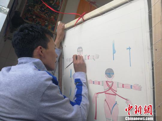 图为唐卡画师在画藏医药唐卡。资料图 赵延 摄
