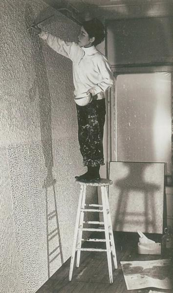 草间弥生，1958-1959年摄于工作室 © YAYOI KUSAMA