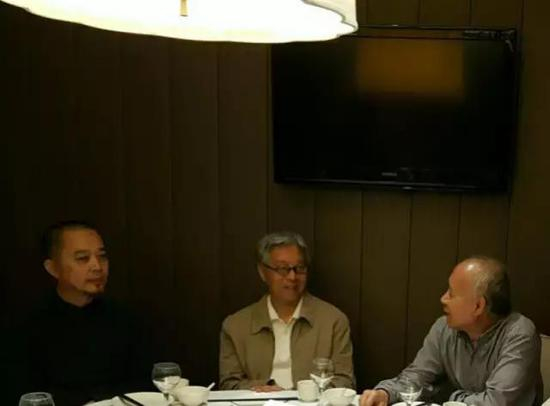 张天志邀请当代艺术理论家高名潞（左二）编写《中国当代艺术史》