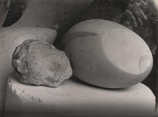 布朗库西，名称不详 （沉睡中的孩童头像及新生儿之二），摄影，1923
