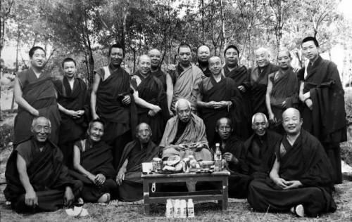 当年青海热贡吾屯下寺丹贝尖参上师与老僧人们一起留影