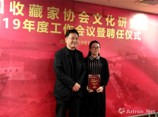 罗会长为文化研究部副秘书长舜屹嘉颁发证牌