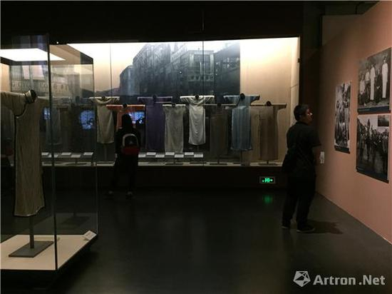 “百年时尚：香港长衫故事”展览现场