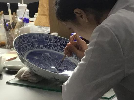  修复工作照（台北故宫博物院供图，下同）