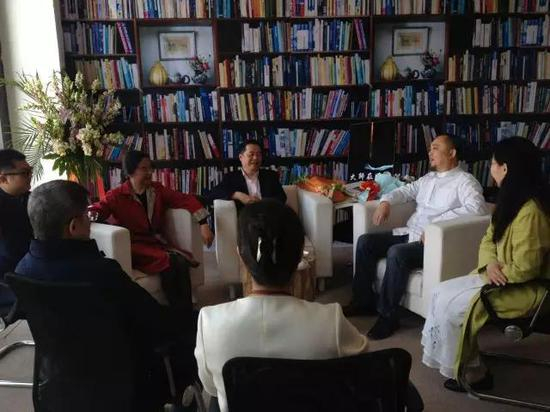 张天志与著名学者《辞海》美术卷主编徐建融接受媒体采访