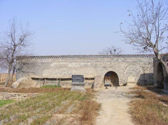 2016年，维修前的清凉寺，当时庙门口还是一片农田
