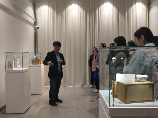 带领嘉宾参观讲解珐琅彩作品