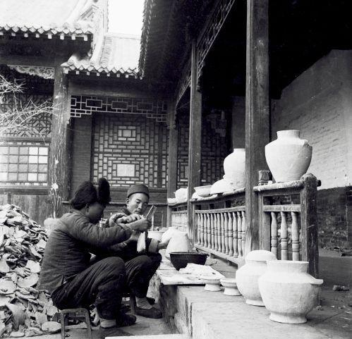 民国二十五年秋，殷墟第十四次发掘（Y11），冠带巷内修复陶器情形