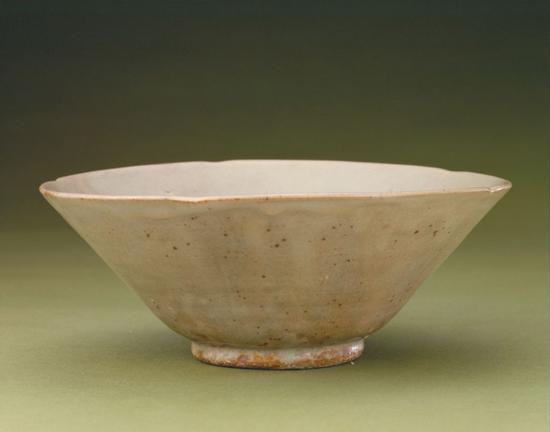 耀州窑青釉葵瓣口碗，五代，高7.5cm，口径19.2cm，足径7.2cm。