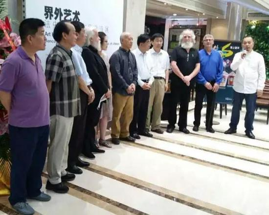 张天志策划界外艺术——法中艺术家作品交流展，并主持展览开幕式