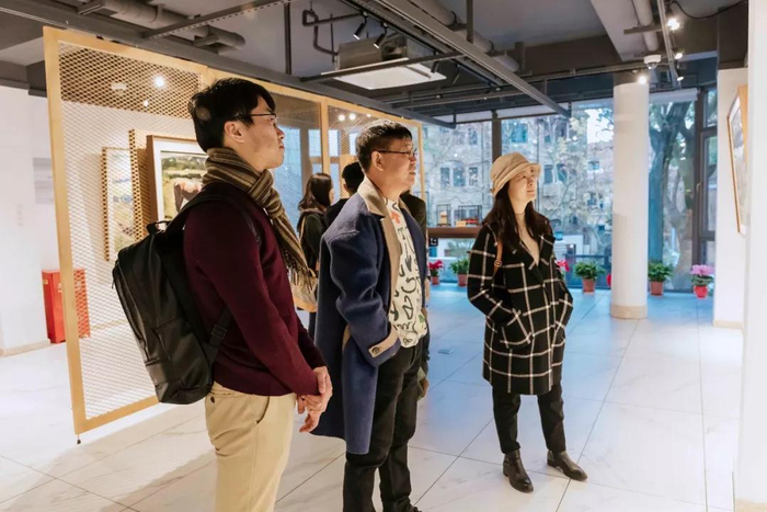 艺术家高鸣与其他嘉宾在展厅