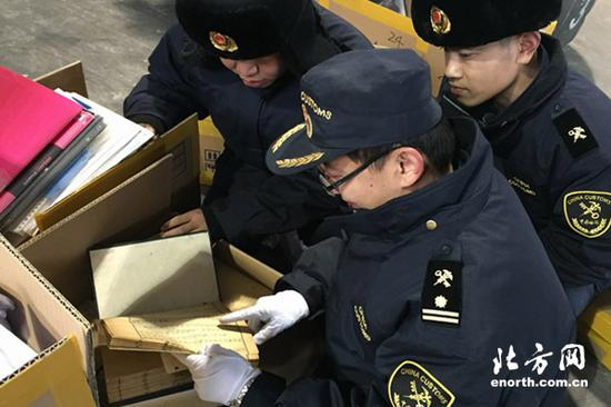 天津新港海关查获走私文物古籍书66册
