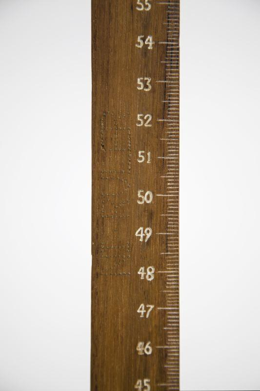 倪有鱼，寸光阴（11#尺），木、铜丝、漆料、钢，172.5x34cm，2014（局部）