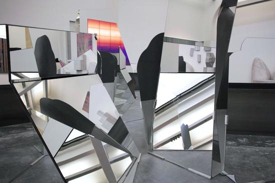 刘韡，迷局，镜面玻璃、铝合金，尺寸可变，2014