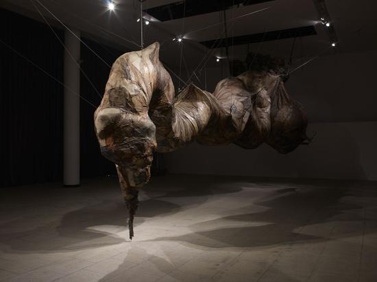 姜杰，大于一吨半，环氧树脂、纺织物、铁，400×1000×470cm，2014