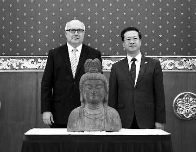 澳大利亚总检察长兼艺术部部长乔治·布兰迪斯向中国驻澳大利亚大使马朝旭移交中国清代观音石像