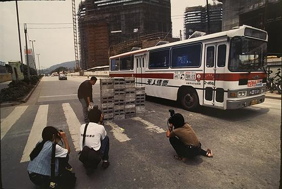 林一林——安全渡过林和路，1995， 广州（邢丹文拍摄）