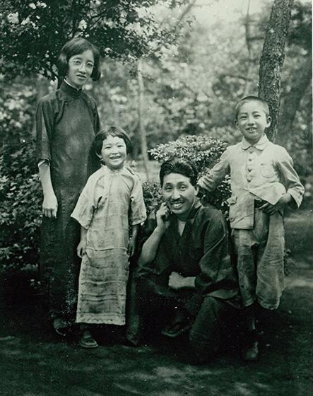白莲与宫崎龙介及两人的孩子在东京目白的家里，身着喜欢的中式服装