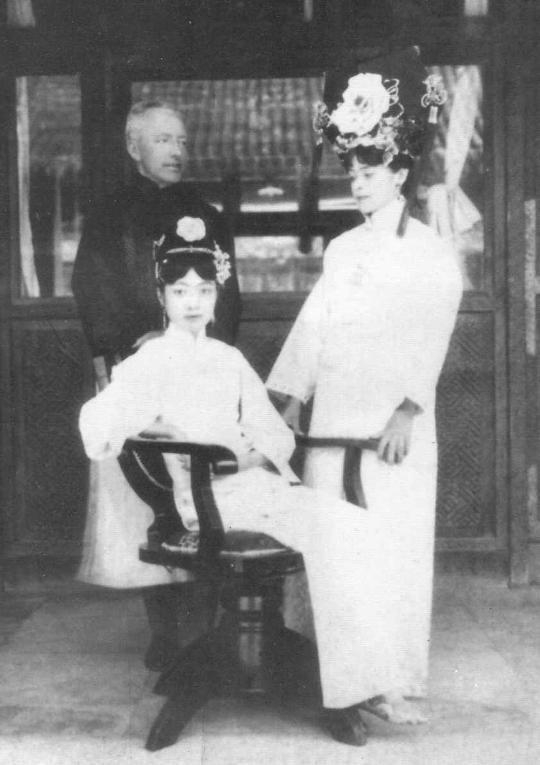 婉容、婉容的英文老师与庄士敦。