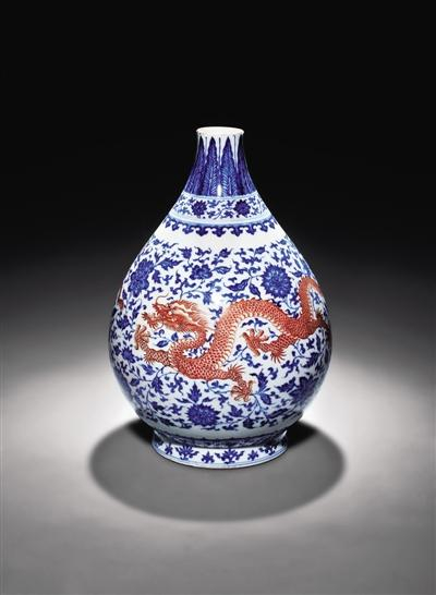 清雍正青花矾红穿花龙纹玉壶春瓶，高27.7厘米，“大清雍正年制”款。