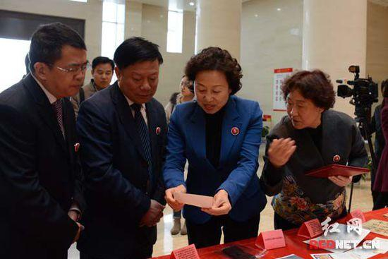 任弼时同志儿媳（右一）向省人大常委会副主任、省总工会主席刘莲玉（右二）介绍捐赠的文物。