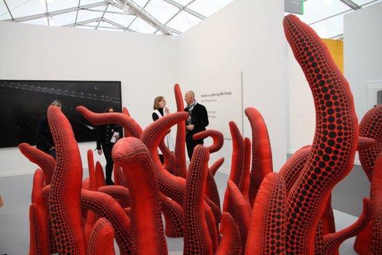 Victoria Miro画廊展位上艺术家草间弥生的作品《再生的瞬间》（The Moment of Regeneration）。图片：致谢Sarah Cascone