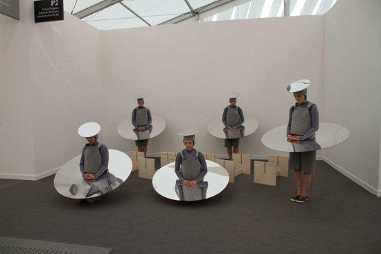 艺术家Eduardo Navarro的作品《 Instructions from the Sky》图片：致谢Sarah Cascone