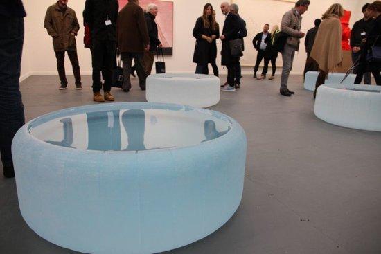 Hauser & Wirth画廊展位上艺术家Roni Horn未命名的作品。图片：致谢Sarah Cascone