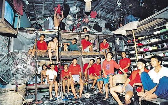 1995 广东广州 搬屋工人在宿舍看电视