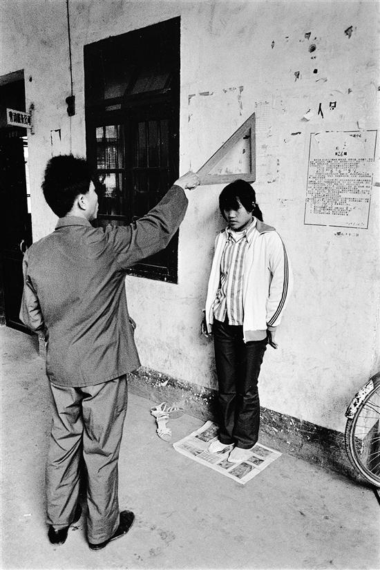 1987 广东五华 深圳市以扶贫的名义在广东山区招工，来报名的少女轮流由干部登记并量身高