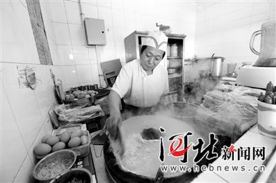 平时，王俊周是学校煎饼坊的厨师，工作兢兢业业，为人诚恳。