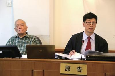 81岁高龄的季承（左）出席庭审。京华时报通讯员李佳摄