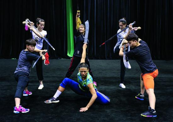 　　曾吴，《对联/对练》（Duilian），2016 图片：Courtesy of the artist， Isabella Bortolozzi Galerie， Berlin SpringWorkshop， Hong Kong