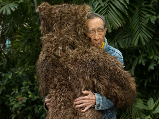 　　Korakrit 　Arunanondchai 与Alex Gvojic， 《There‘sa word I’m trying to remember， for a feeling I‘m about to have （a distractedpath towards extinction），2016 图片：Courtesyof the artists。