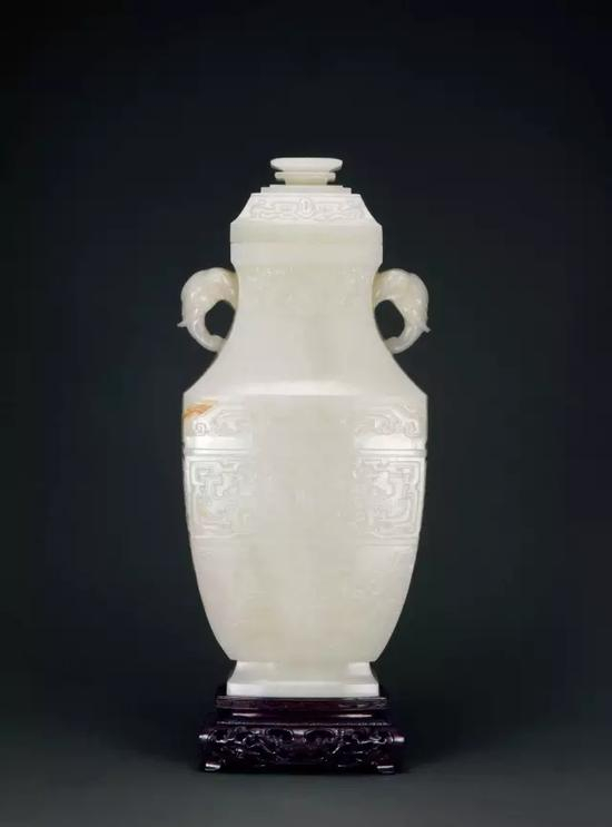 LOT3400 白玉饕餮纹双象耳方壶成交价：345万元