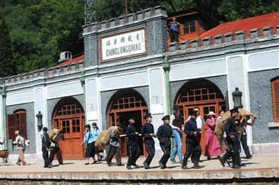 “民国”乘客在站台上。当天，京张铁路青龙桥车站上演穿越剧，回到百年前京张铁路开通的时候。