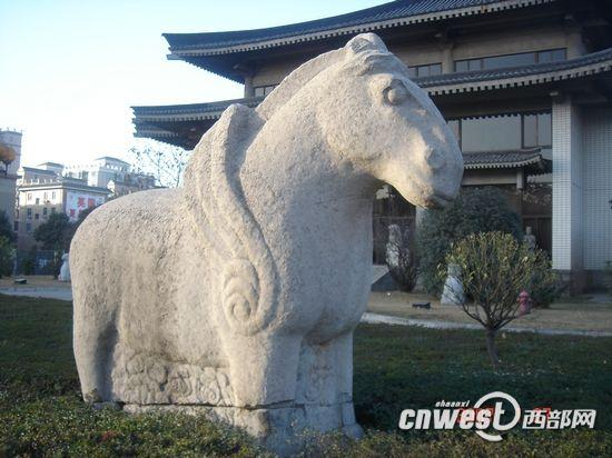 唐懿宗简陵前的翼马，在建馆时从富平搬迁到了西安。