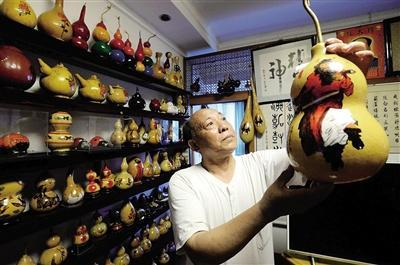 十几年来，卢怀志亲手制成数以千计的葫芦艺术品。本报记者 胡杰 摄